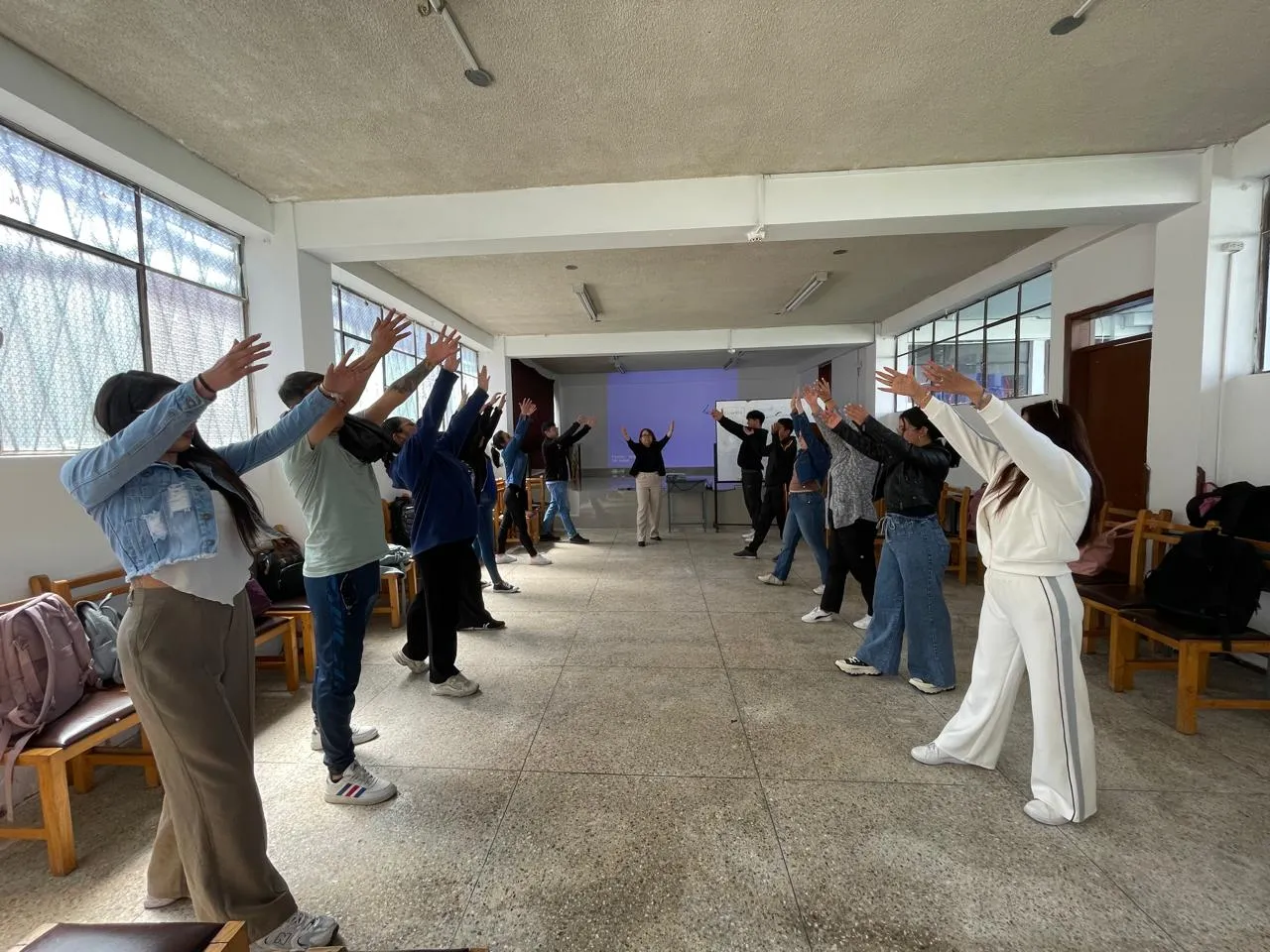 Dinámica grupal durante un taller presencial en la sede de la Academia ITALIANO
