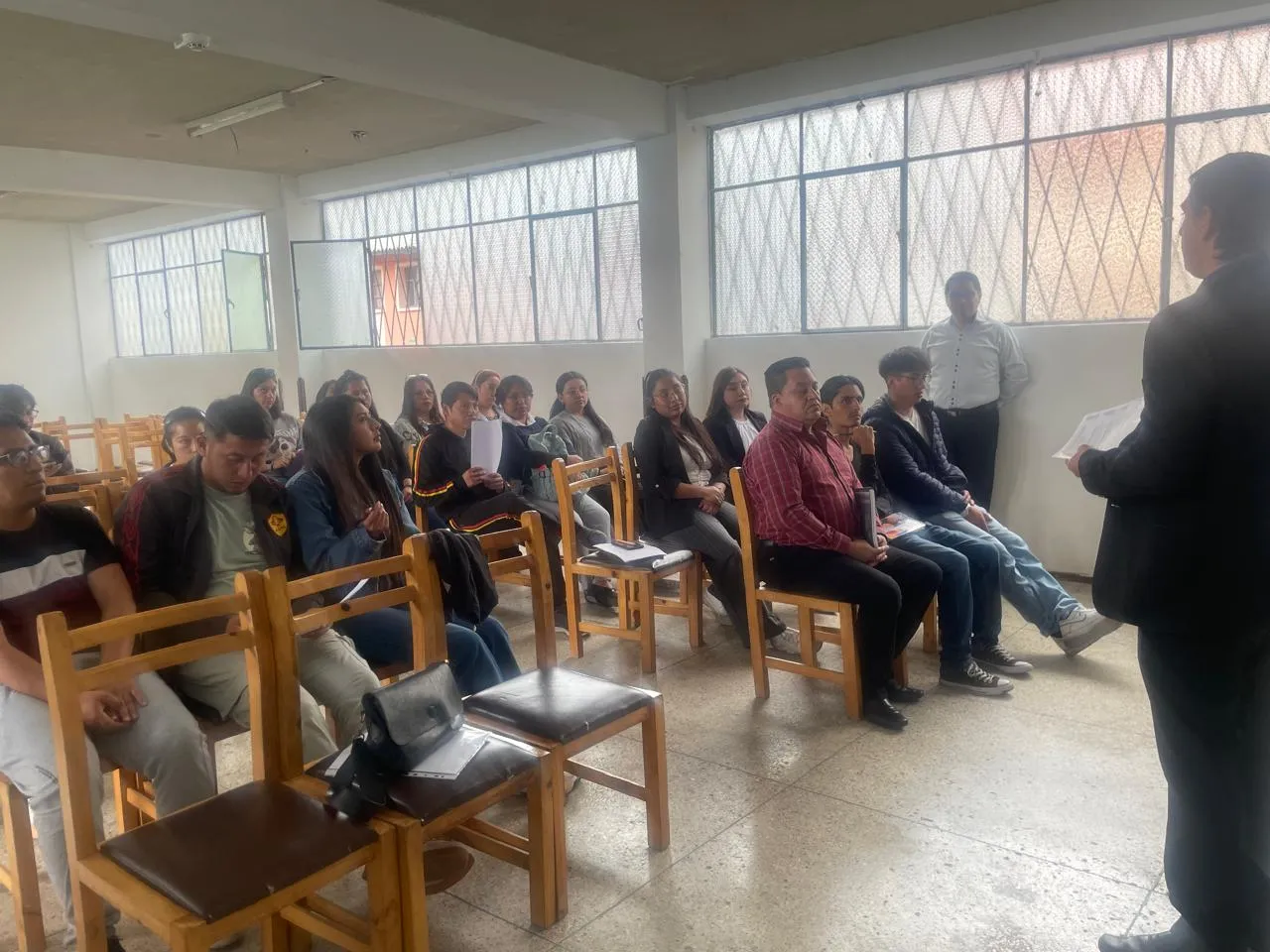 Instructor dirige un taller presencial de capacitación en la Academia ITALIANO