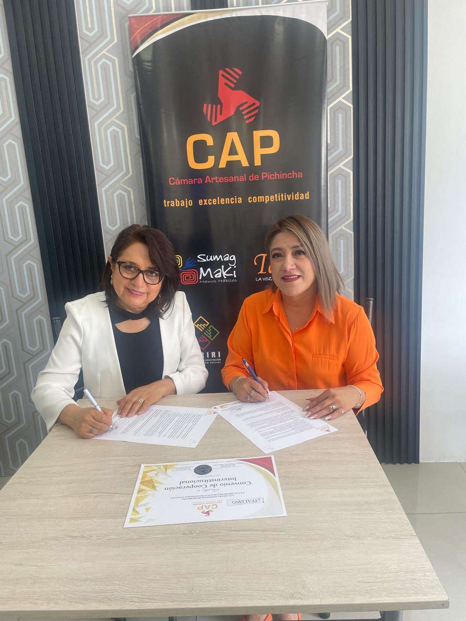 Representantes de AIItaliano y CAP durante la firma del convenio.