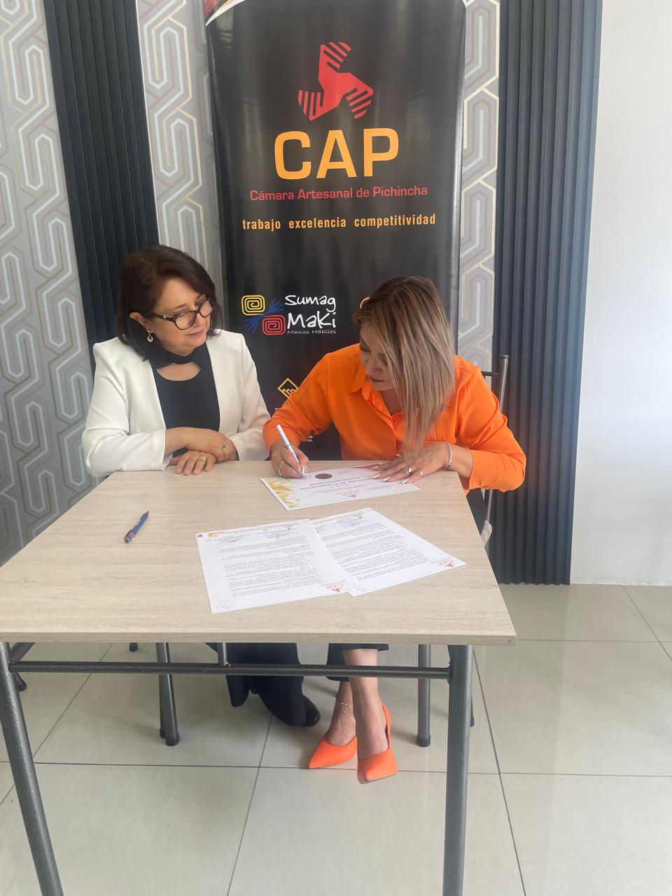 Momento de la firma del convenio entre la Academia ITALIANO y la Cámara Artesanal de Pichincha.