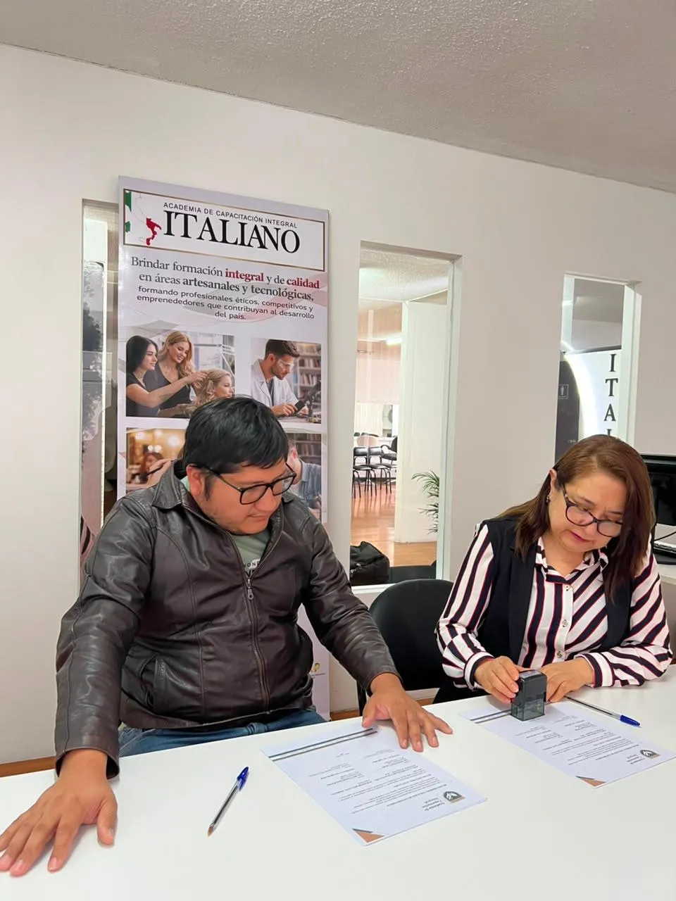 Representantes de ambas instituciones firman el convenio de aval.