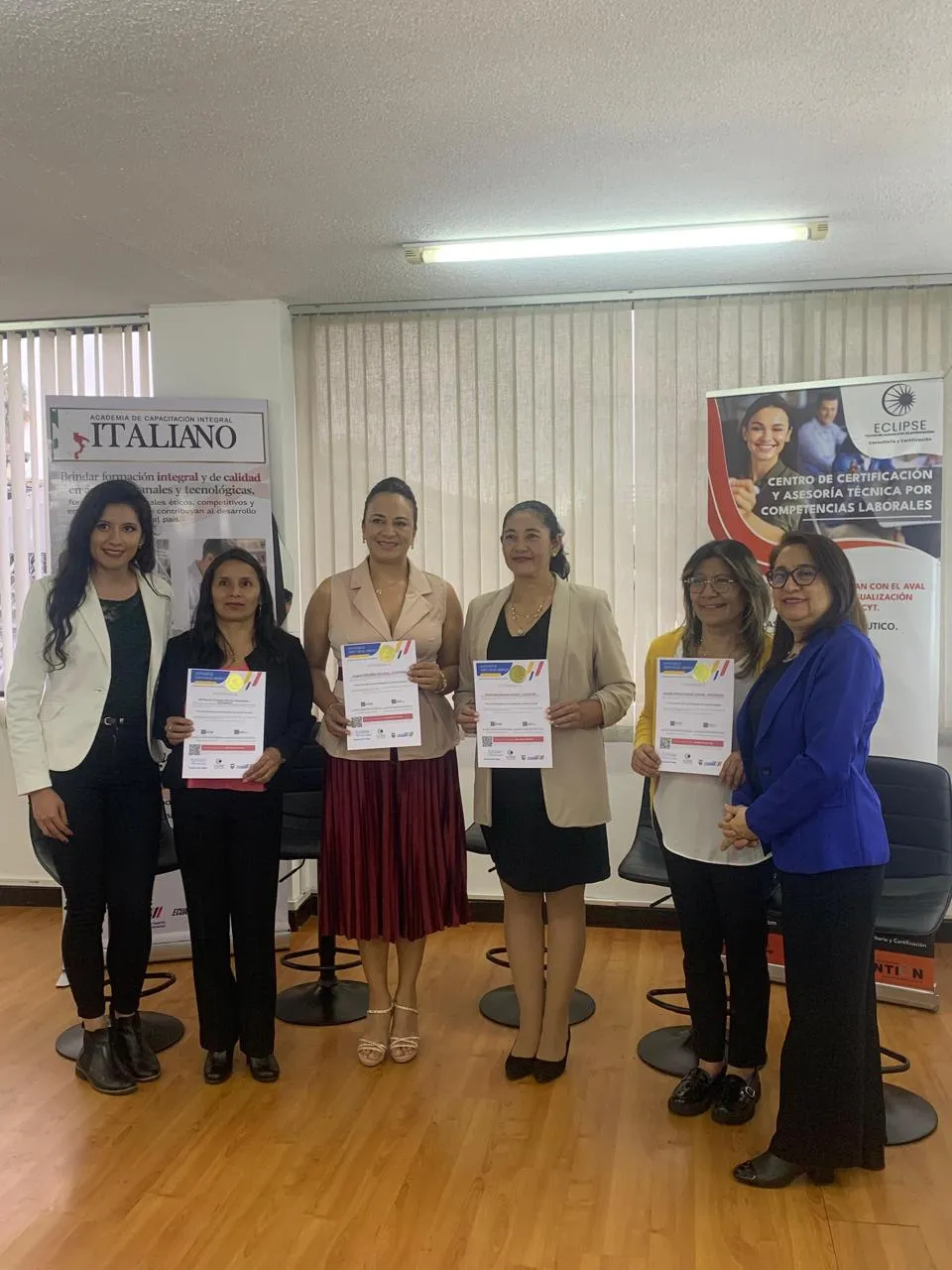 Participantes del programa Formador de Formadores reciben su certificado en la Academia ITALIANO.