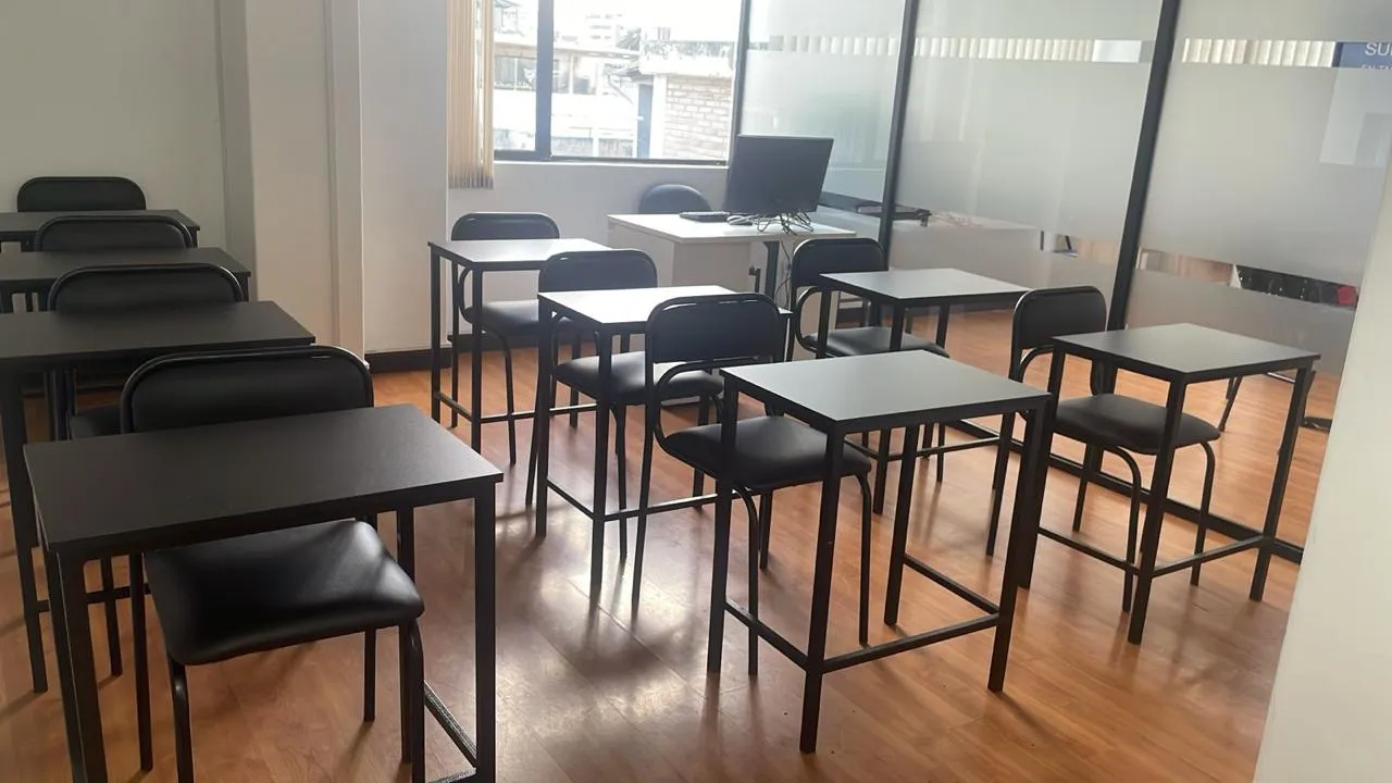 Aula teórica de la Academia ITALIANO con mesas individuales y luz natural